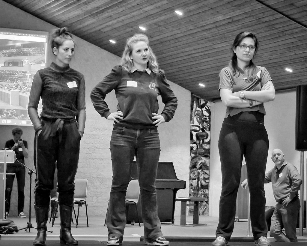 Tamar Niamud, Karin Strobos en Aylin Sezer tijdens repetitie Stadsopera Trijn