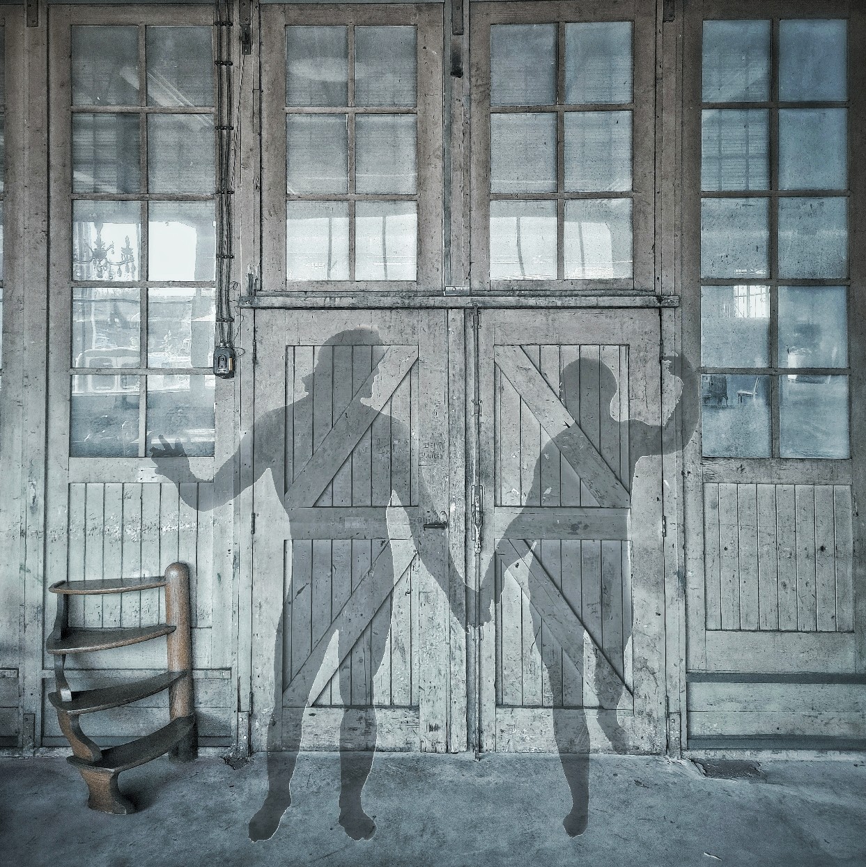 De contouren van twee bezoekers van de oude Sluisfabriek in Drachten - betaalbare kunst