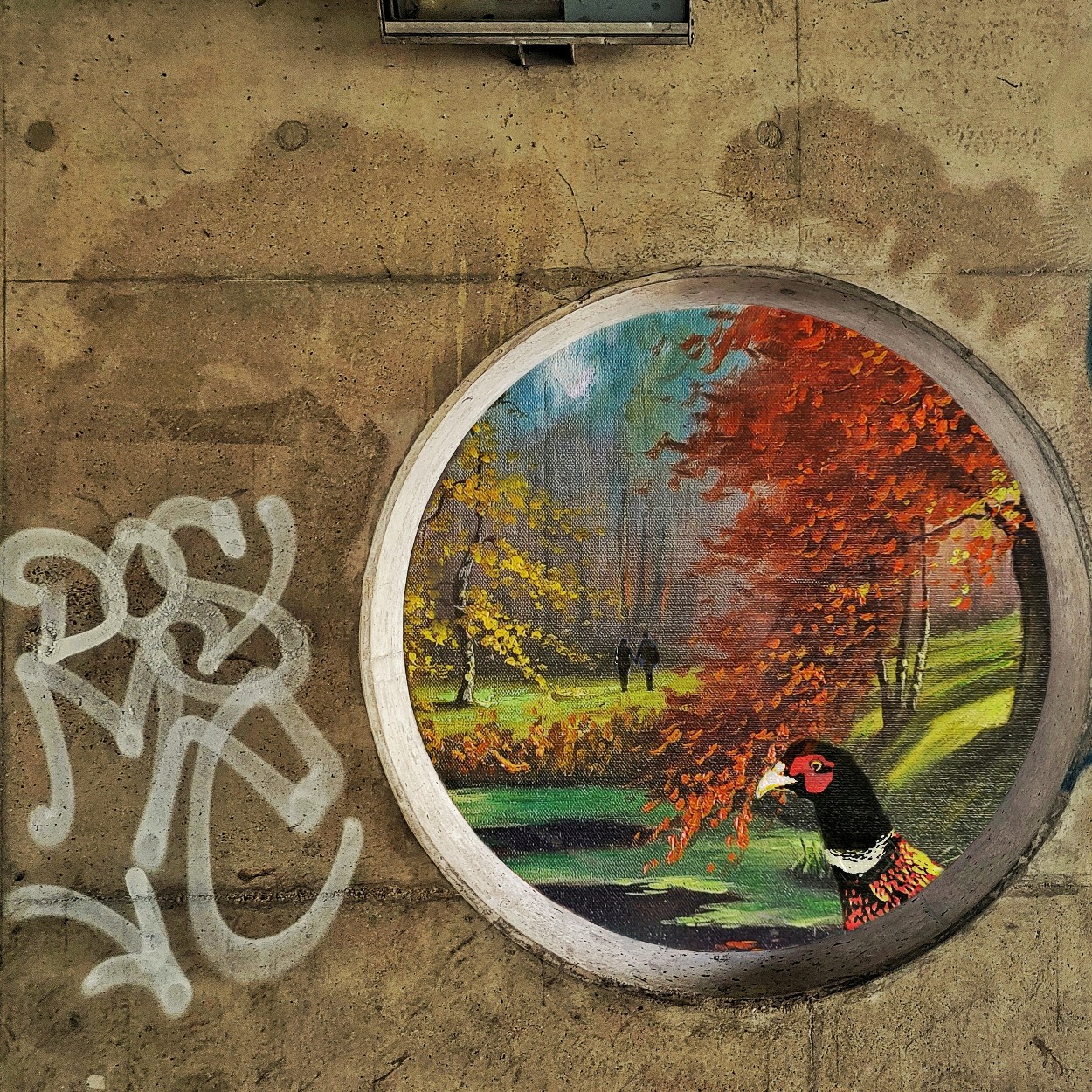 Popart werk van een muur met een rond gat waarin twee mensen het paradijs intrekken, gadegeslagen door een fazant.