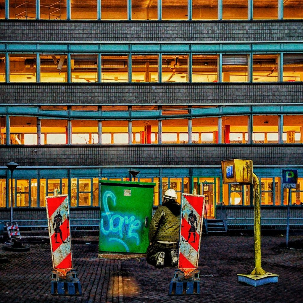 Popart collage met bouwvakker voor een elektriciteitshuisje met de graffiti-tag: Fame