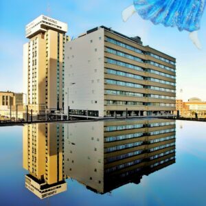 Popart rond de Holiday Inn te Utrecht, met voorheen de rooftop-bar. Een engel vliegt net uit beeld