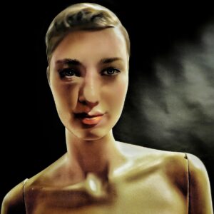 Surrealistisch portret uit een fotostudio. De geportretteerde is een humanoïde - half vrouw, half etalagepop - van Ruben van Gogh