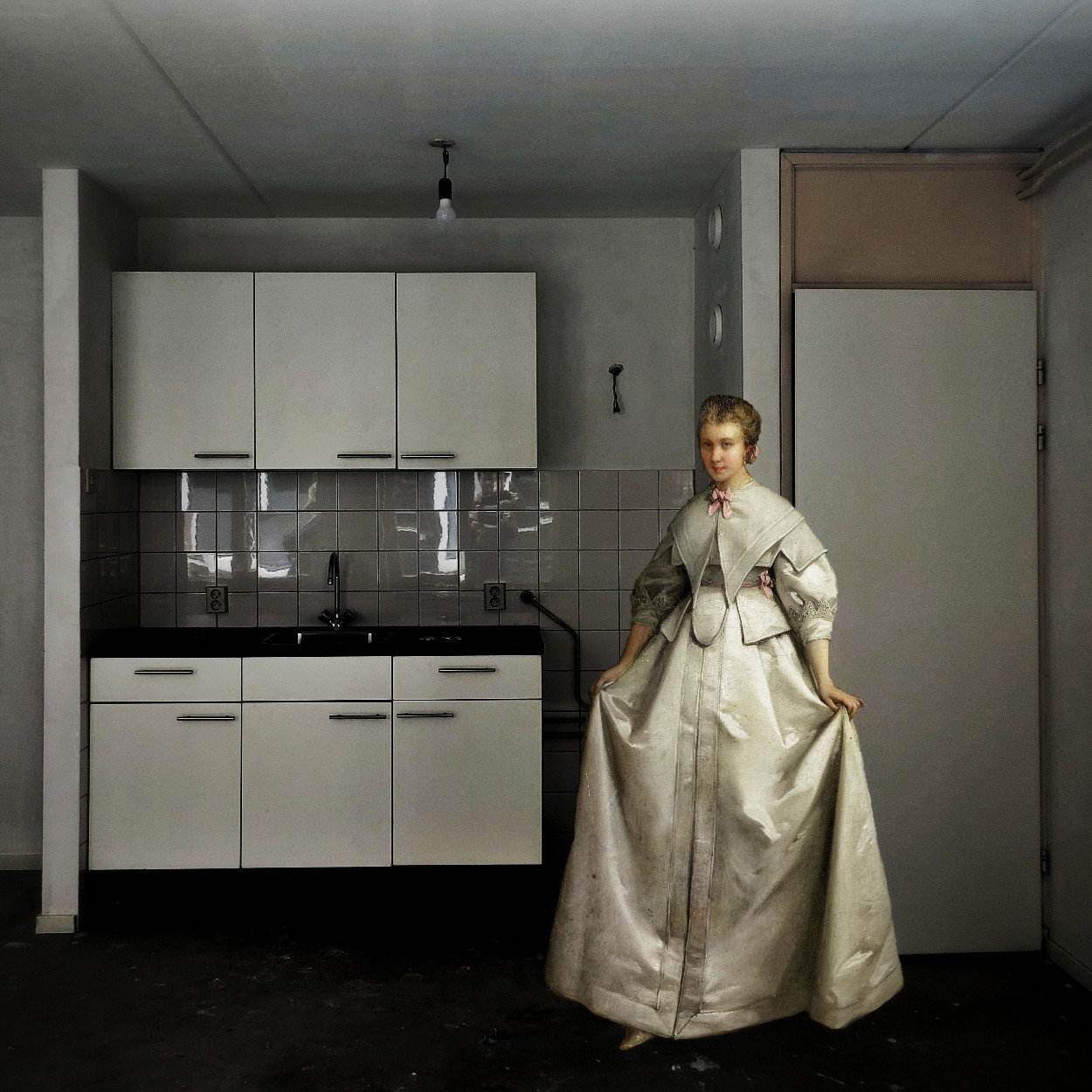 Een dame in barok-jurk maakt een reverence in een lege keuken, in dit surrealistische werk van Ruben van Gogh