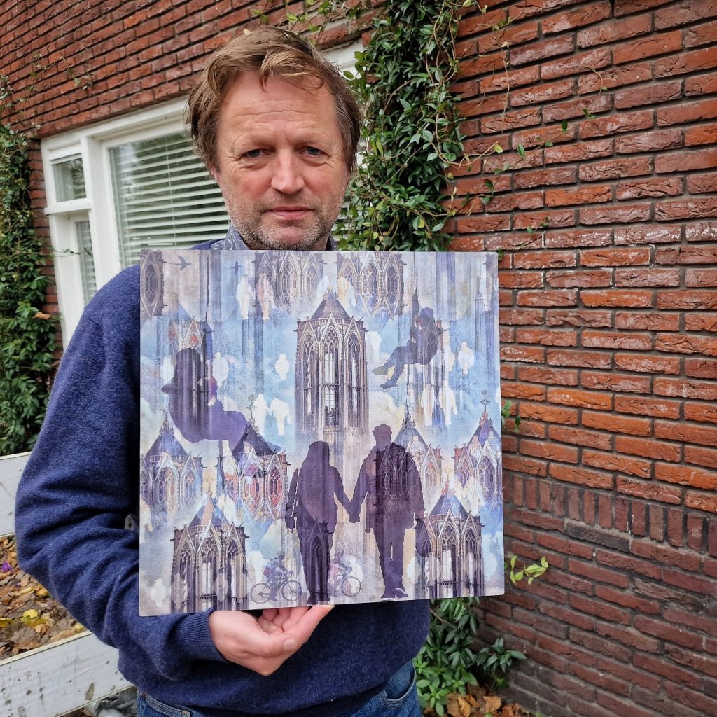 Ruben van Gogh poserend met kunst in opdracht