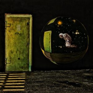 Een astronaut zweeft in een hem omhullende bol door de ruimte, op de achtergrond een groene, stalen deur als belofte. Sciencefiction-kunst van Ruben van Gogh