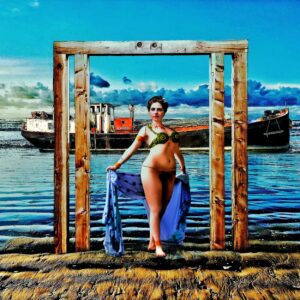 Mata Hari poseert op een strand aan zee, met op de achtergond een binnevaartschip, met beun. Digitale fotocollage van Ruben van Gogh