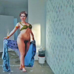 Mata Hari poseert in een lege kamer waarin nog geklust wordt. Sfeervolle betaalbare kunst van Ruben van Gogh.