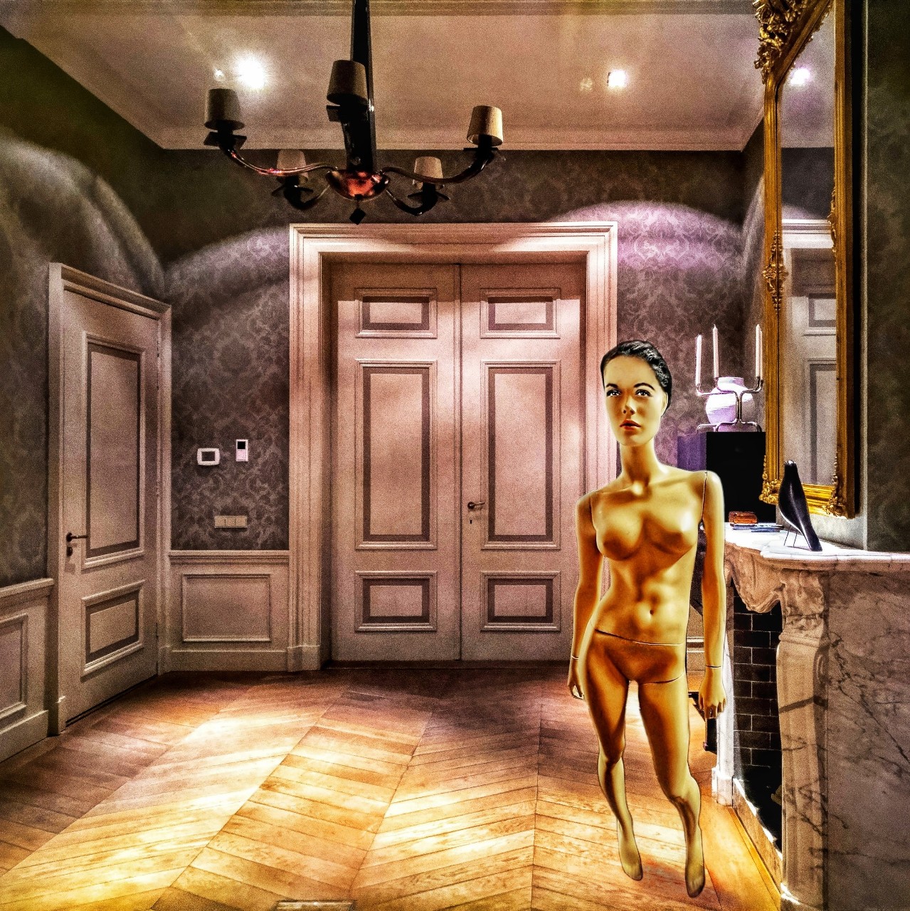 Een humanoïde (half mannequin, half etalagepop) wacht op meubels in een stijlvol, maar verder leeg interieur, in deze collage van Ruben van Gogh