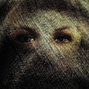 Een portret dat volledig uit spijkerstof bestaat, toch zijn de ogen zichtbaar. Fotoportret van Ruben van Gogh