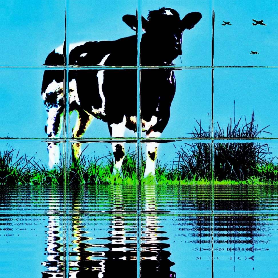 Popart tegeltjestableau van een Hollandse koe aan een sloot