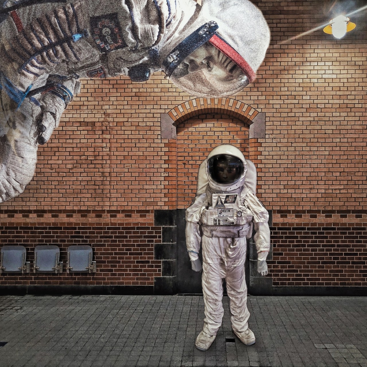 Twee astronauten, waarvan een zwevend, in de stationshal van station Zandvoort. Surrealistische fotografie van Ruben van Gogh