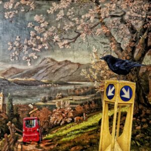Schilderij met bergen, waarin een brommobiel een paadje af rijdt, gadegeslagen door een kraai op een verkeerszuil. Digitaal gepimpt schilderij.
